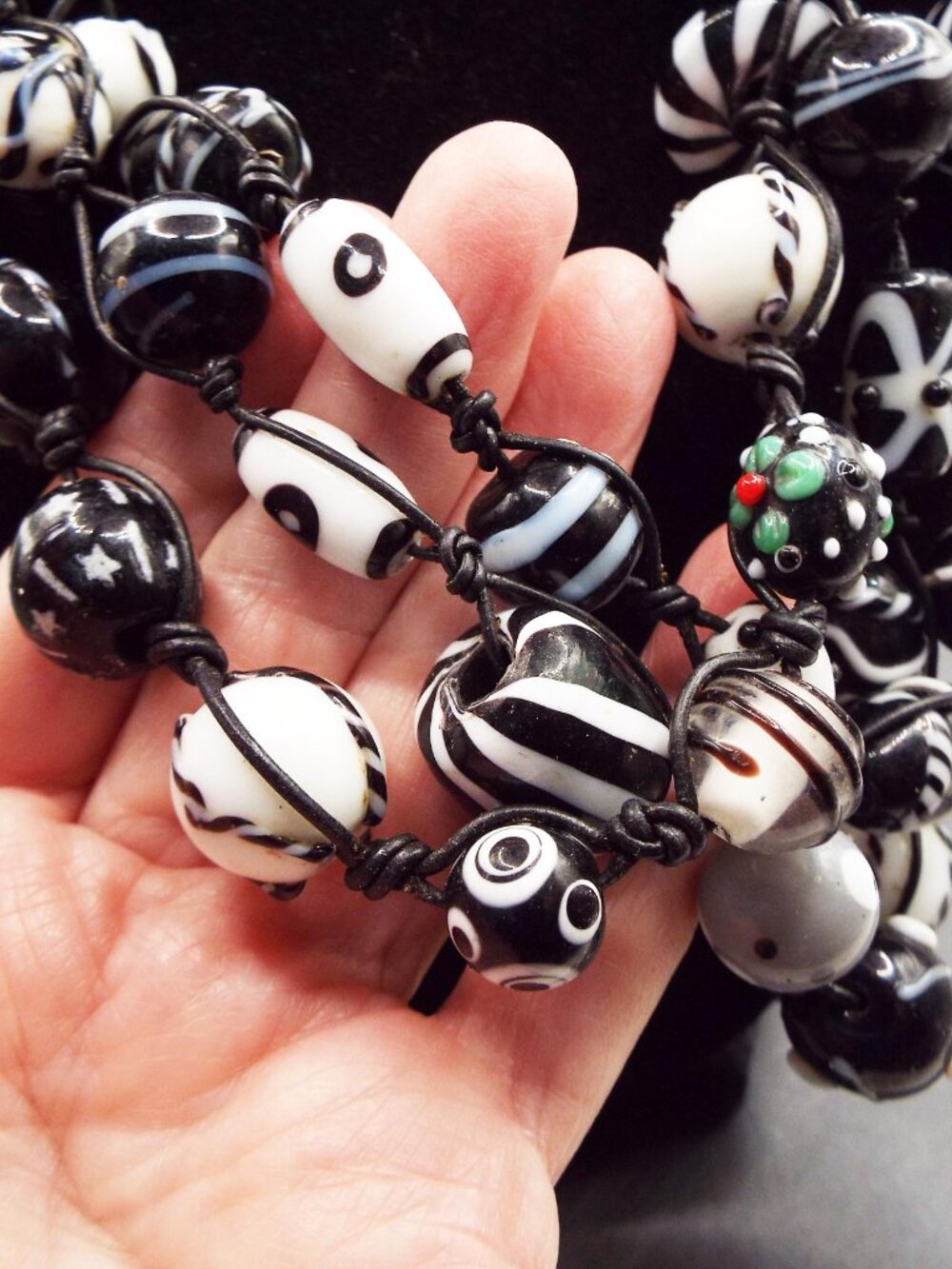 HANDMADE ARTISAN BLACK & WHITE ARTGLASS LAMPWORK WEDDING CAKE 3 STD. NECKLACE O3 - Picture 2 of 6